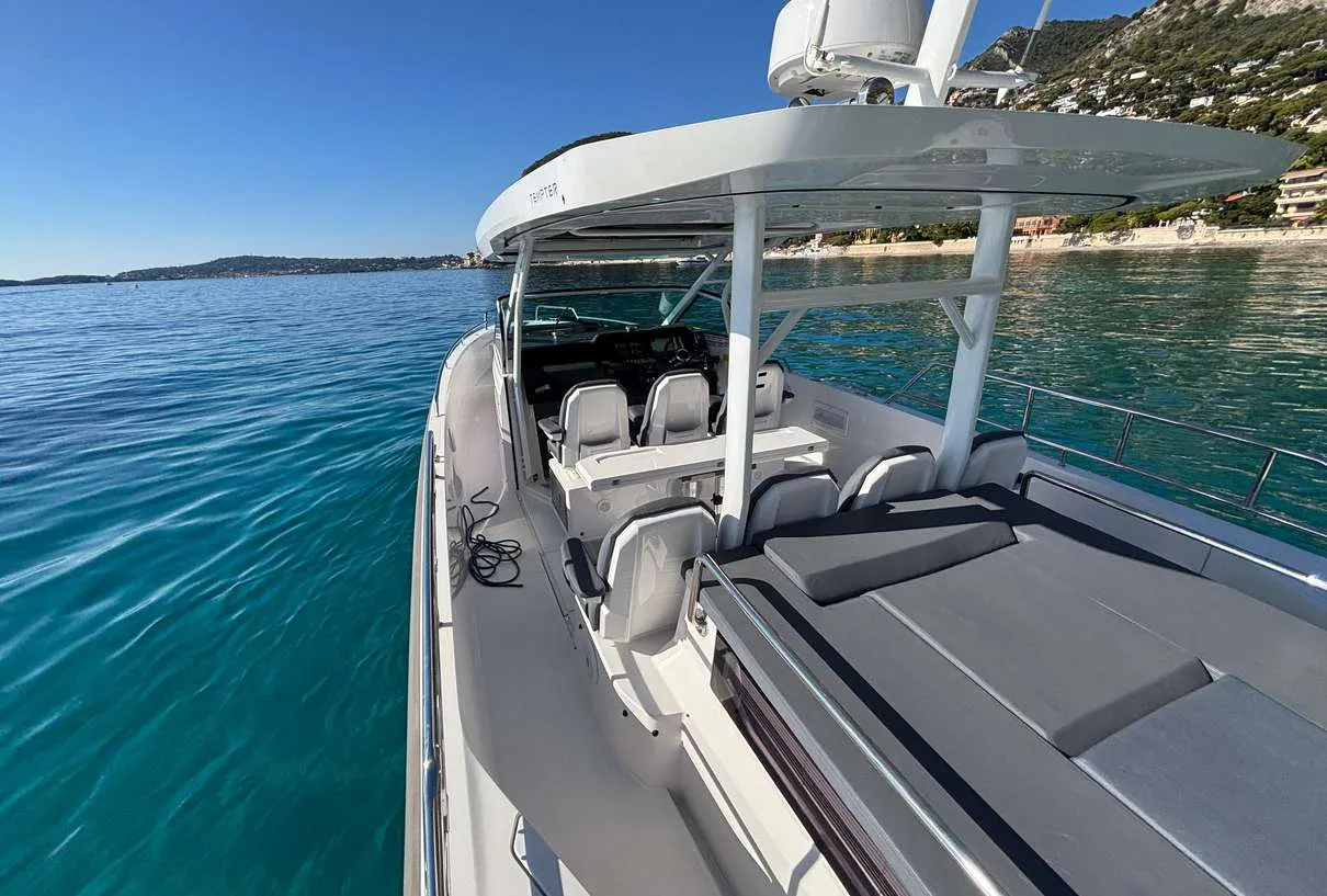 Axopar 37 Sun Top 2020 — aft sunbed and bathing platform