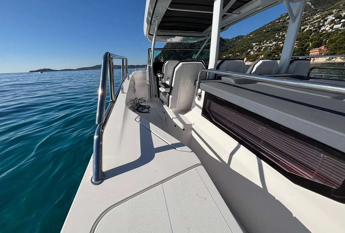 Axopar 37 Sun Top 2020 — walkaround side deck with stainless guard rails