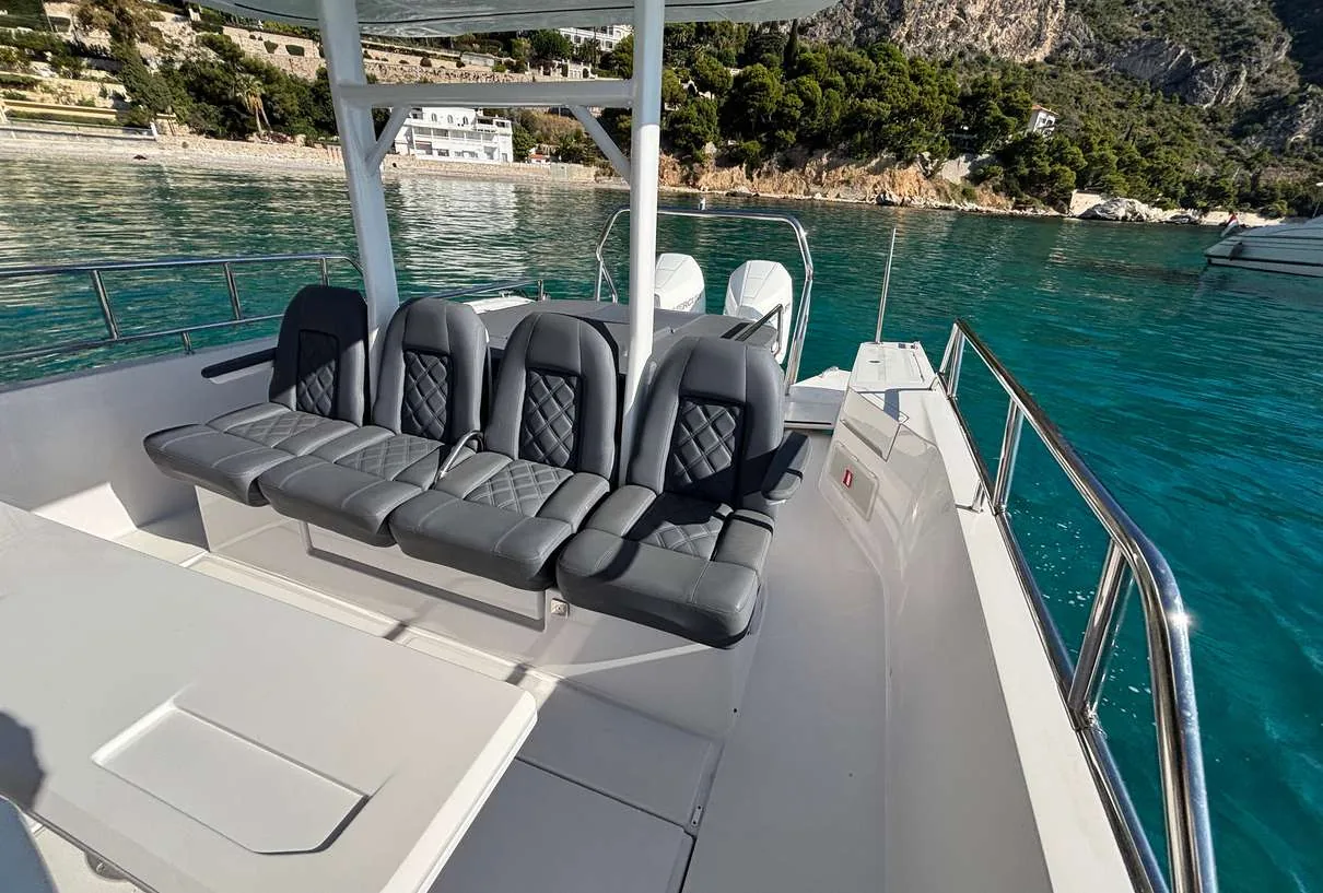 Axopar 37 Sun Top 2020 — four quilted helm and companion seats
