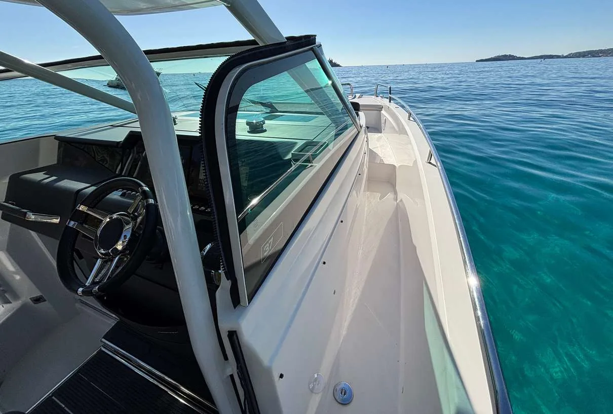 Axopar 37 Sun Top 2020 — walkthrough windscreen door to the foredeck