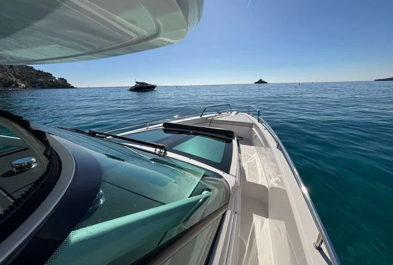 Axopar 37 Sun Top 2020 — foredeck seen from the helm