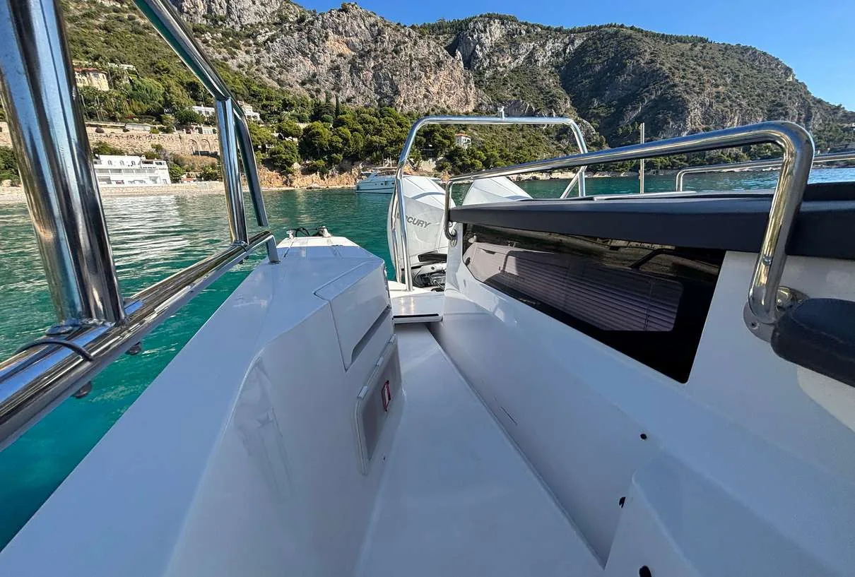 Axopar 37 Sun Top 2020 — bow walkway and forward seating