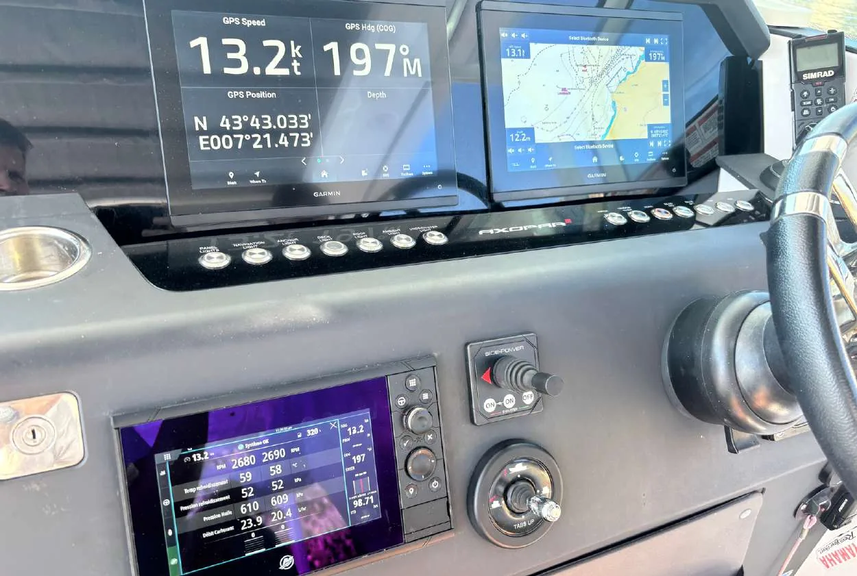 Axopar 37 Sun Top 2020 — helm with joystick control and engine data display