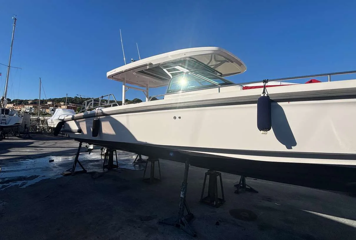 Axopar 37 Sun Top 2020 — hull ashore after antifouling, bow view