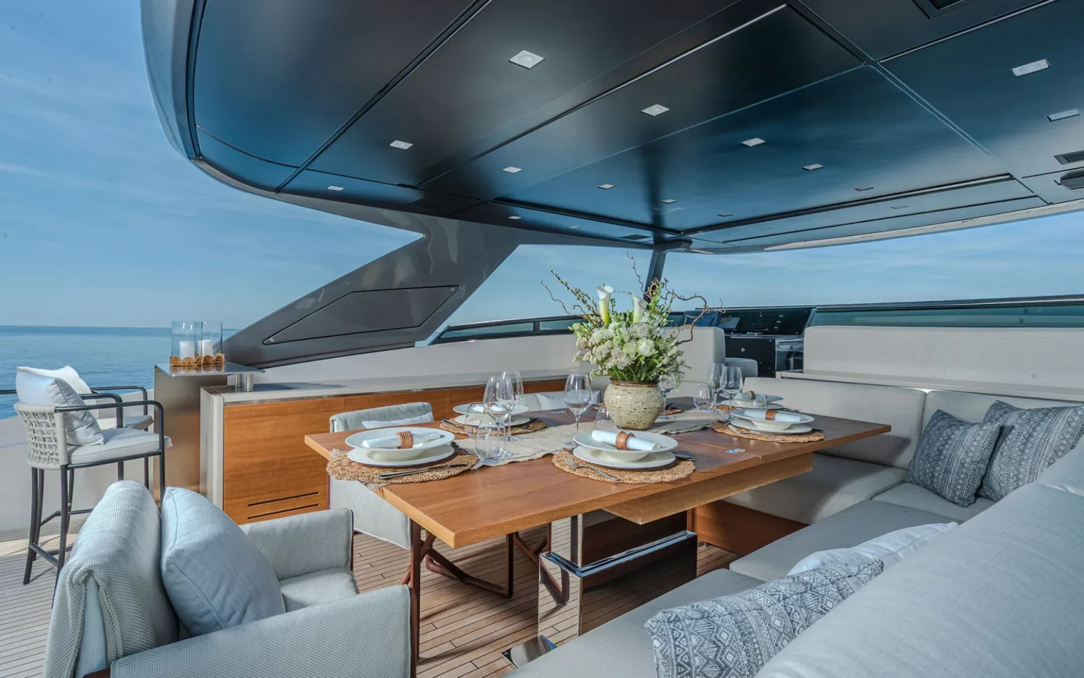 Tell No One, Sanlorenzo SL86 Asymmetric — table du pont arrière dressée pour le déjeuner