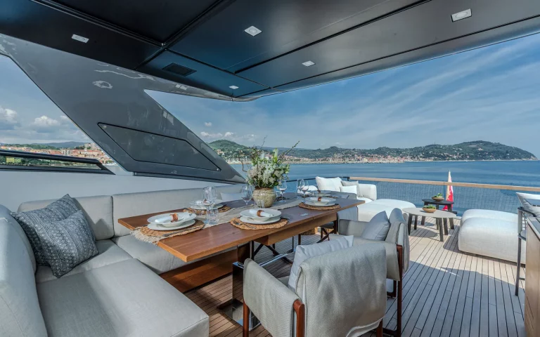 Tell No One, Sanlorenzo SL86 Asymmetric — repas sur le pont supérieur, sous le hard-top