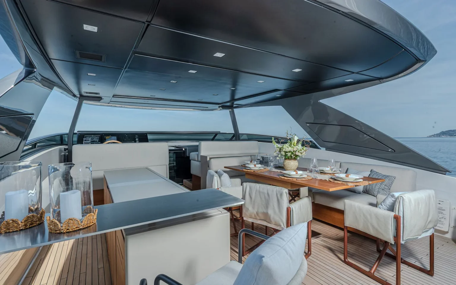 Tell No One, Sanlorenzo SL86 Asymmetric — salon et bar du pont supérieur