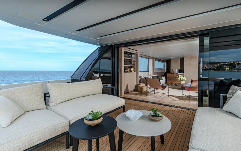 Tell No One, Sanlorenzo SL86 Asymmetric — assises du pont arrière ouvrant sur le carré principal