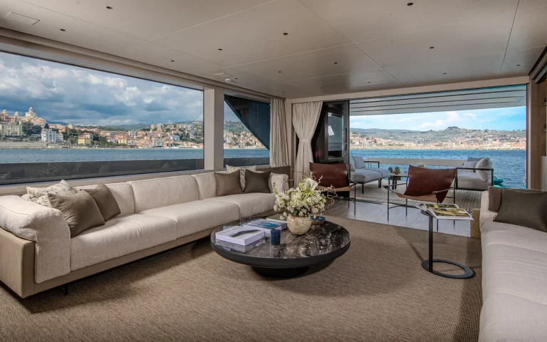 Tell No One, Sanlorenzo SL86 Asymmetric — carré principal et ses baies vitrées toute hauteur