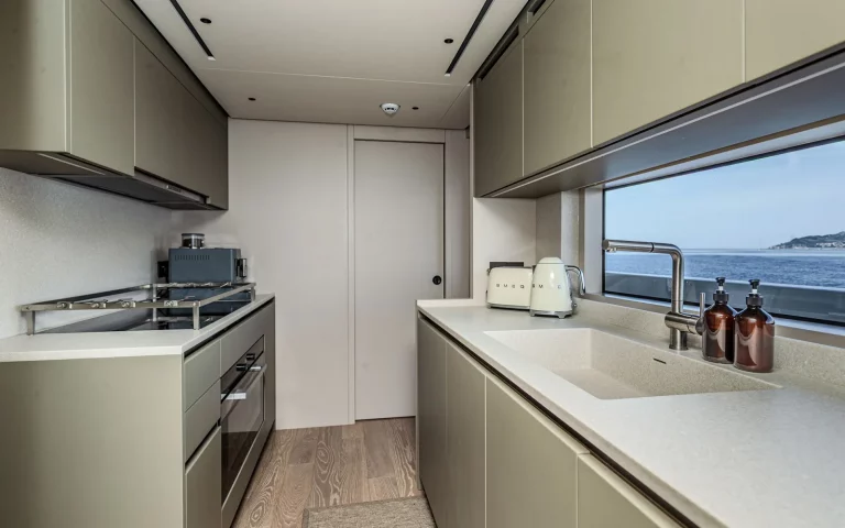 Tell No One, Sanlorenzo SL86 Asymmetric — la cuisine