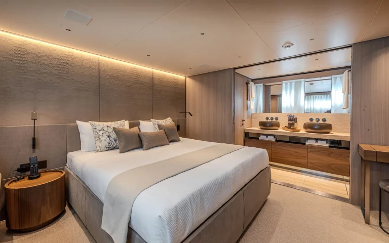 Tell No One, Sanlorenzo SL86 Asymmetric — suite armateur sur toute la largeur