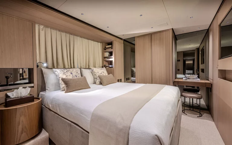 Tell No One, Sanlorenzo SL86 Asymmetric — cabine VIP avec lit double