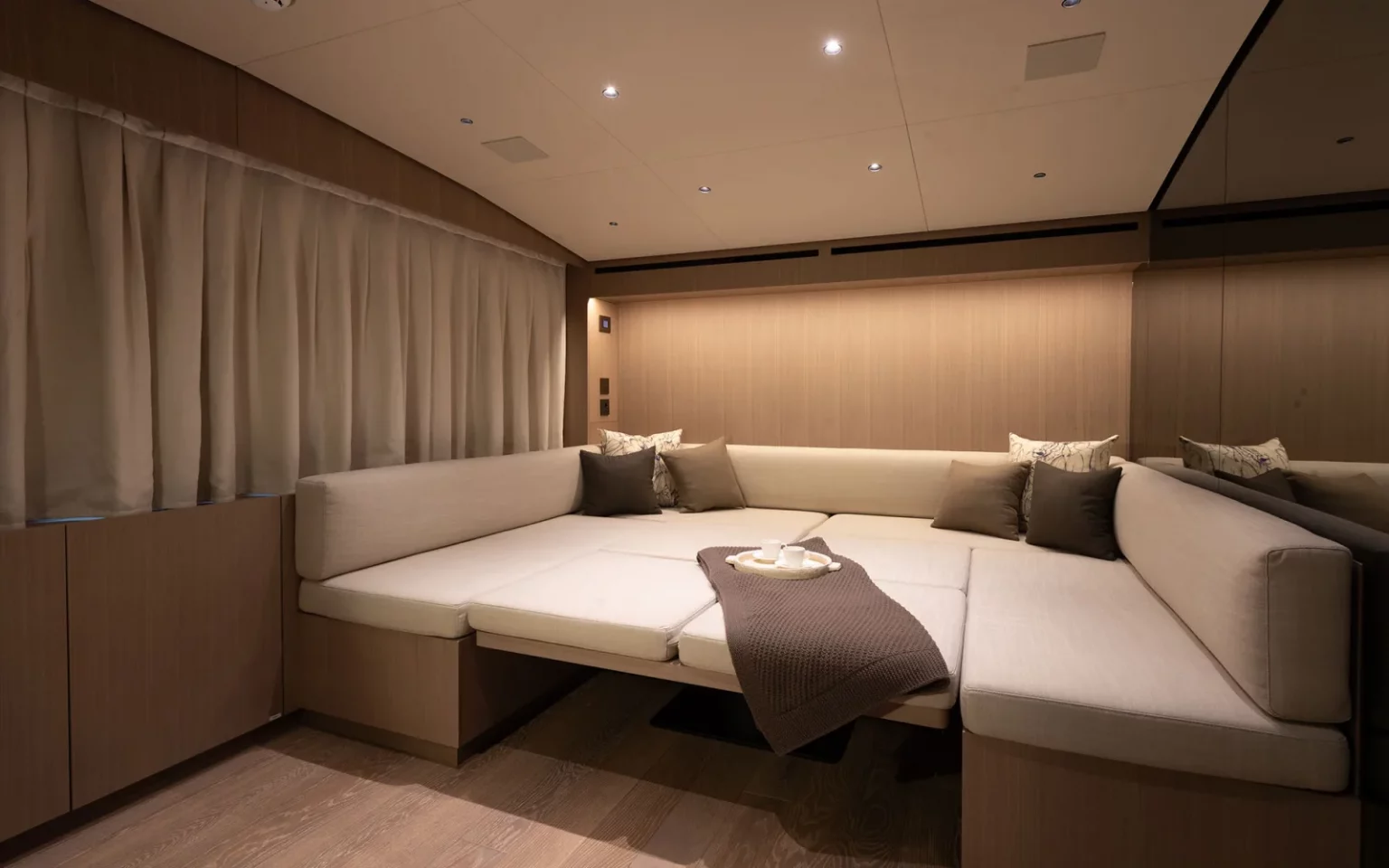 Tell No One, Sanlorenzo SL86 Asymmetric — cabine invités avec couchette convertible