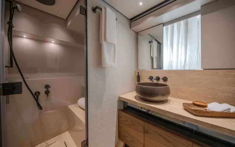 Tell No One, Sanlorenzo SL86 Asymmetric — salle de bain invités avec douche à l’italienne