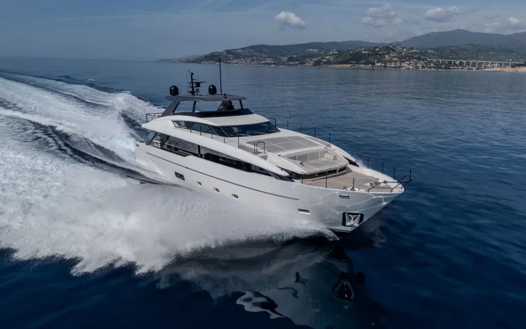 Tell No One, Sanlorenzo SL86 Asymmetric en navigation le long de la Côte d’Azur