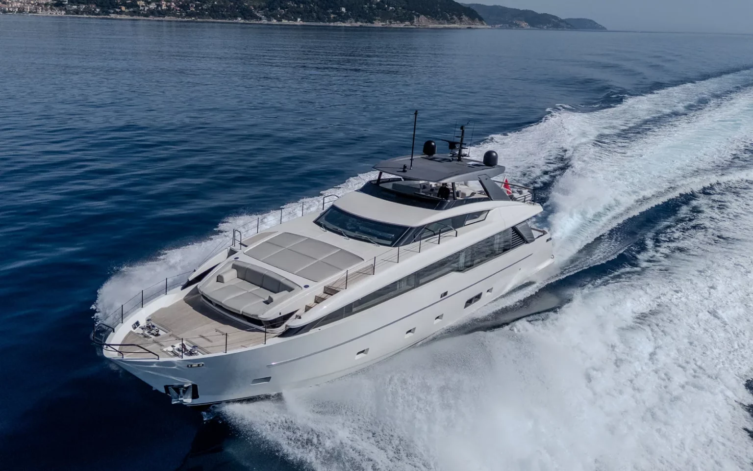 Tell No One, Sanlorenzo SL86 Asymmetric en navigation, vue de la joue avant