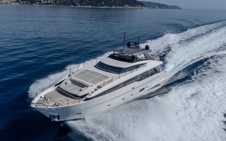 Tell No One, Sanlorenzo SL86 Asymmetric en navigation, vue de la joue avant