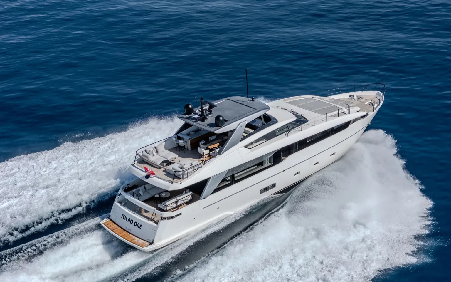 Tell No One, Sanlorenzo SL86 Asymmetric — vue aérienne en navigation, depuis l’arrière
